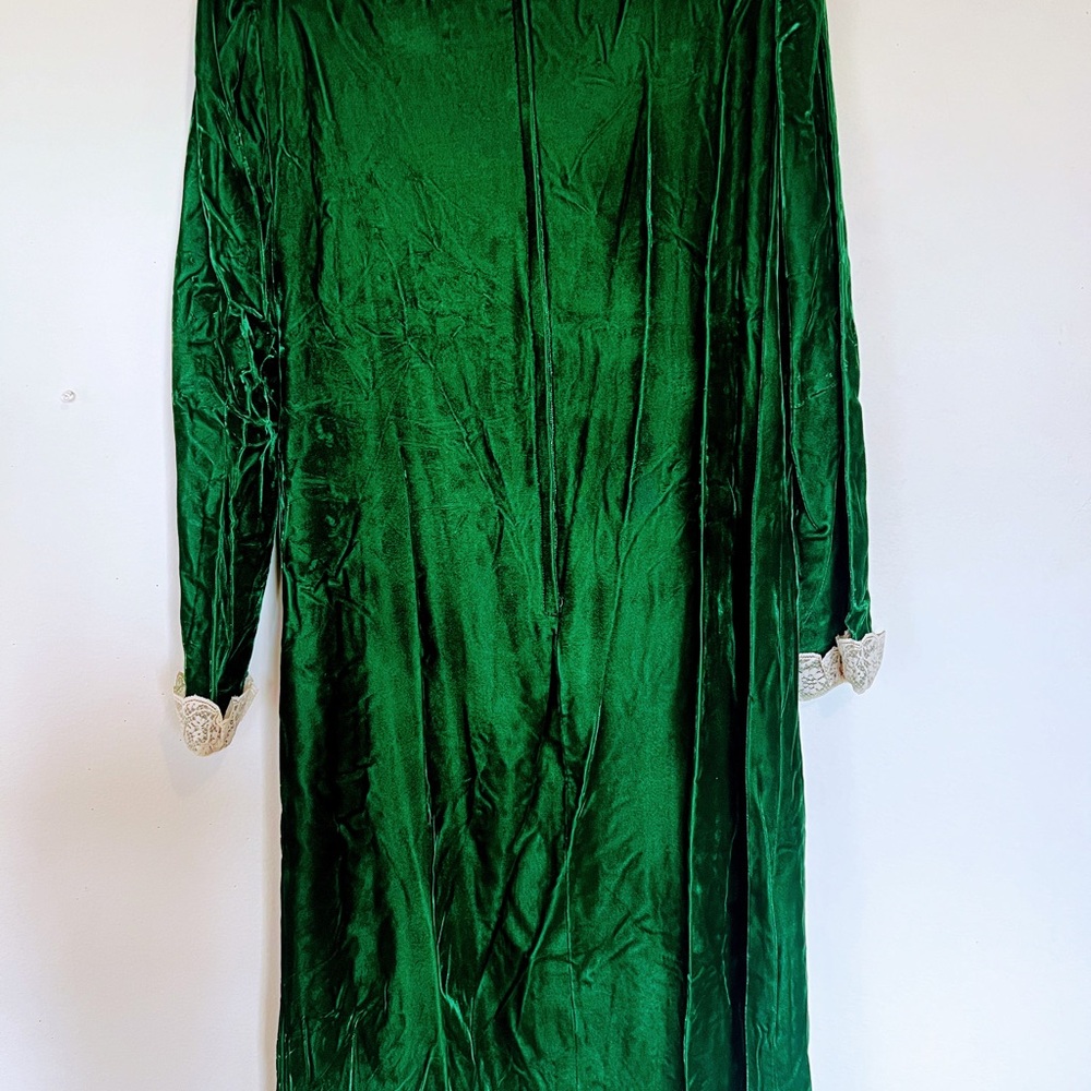 Vintage Green Velvet Dress with Lace Trim - Picture 4 of 5
